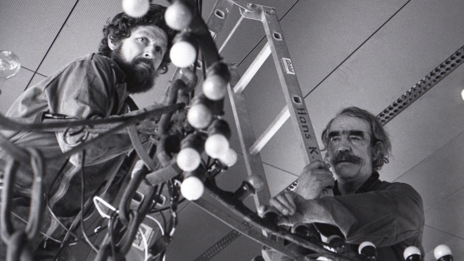 Jean Tinguely (right) and Seppi Imhof (left), his assistant from 1971–1991, at work (photo taken in 1983 © Estate Leonardo Bezzola)